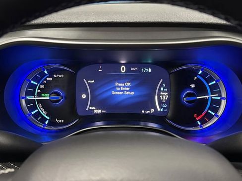 Used 2024 Chrysler Pacifica Select image 17