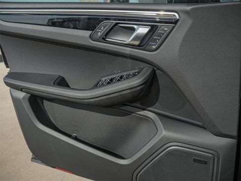 Certified 2025 Porsche Macan image 19