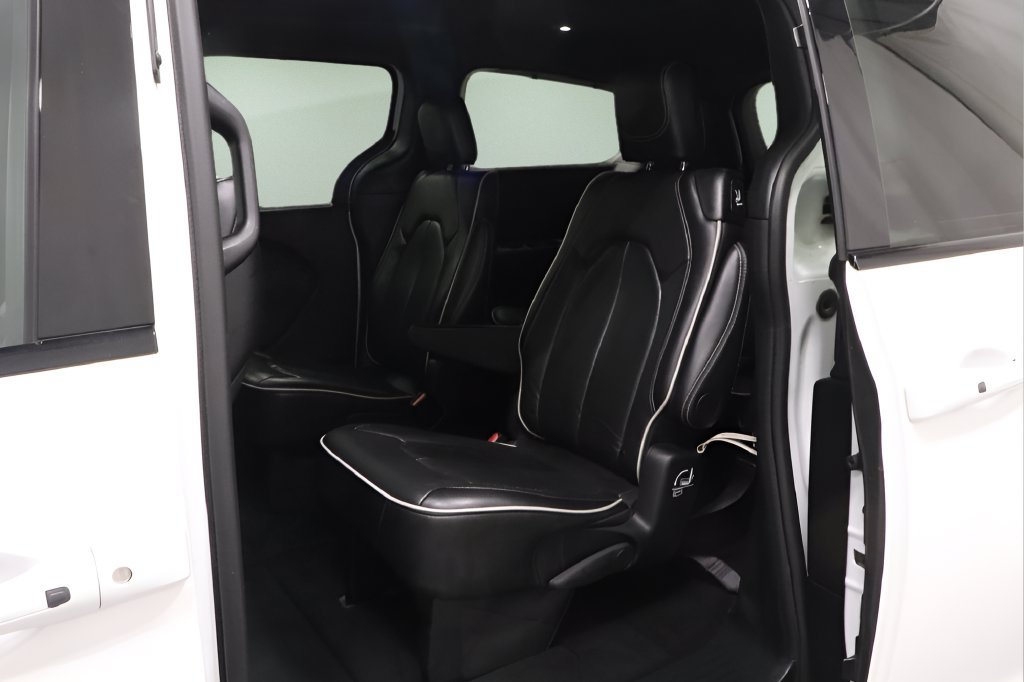 Certified 2025 Chrysler Pacifica Limited FWD image 13
