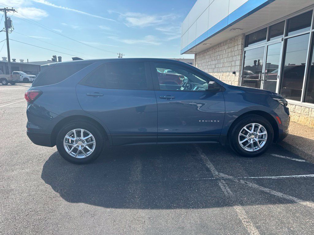 Used 2024 Chevrolet Equinox LS w/ LS Convenience Package FWD image 3