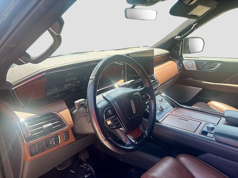 Used 2023 Lincoln Navigator Reserve AWD/4WD image 9