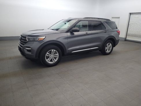 Used 2022 Ford Explorer XLT w/ Equipment Group 202A AWD/4WD image 2