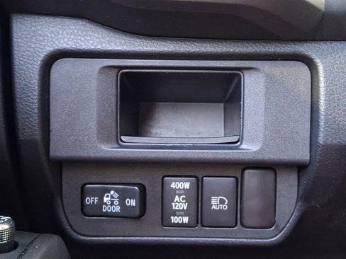 Used 2018 Toyota Tacoma TRD Sport AWD/4WD image 25