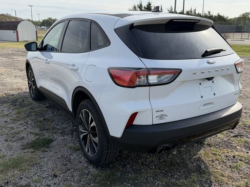Used 2022 Ford Escape SE w/ SE Sport Appearance Package AWD/4WD image 10