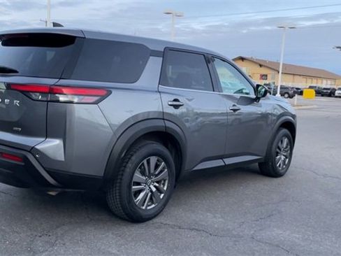 Used 2024 Nissan Pathfinder S image 9