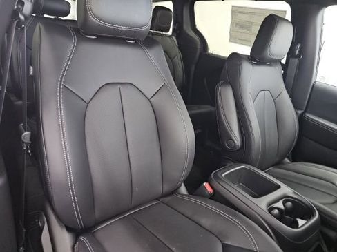 New 2026 Chrysler Pacifica Select image 13