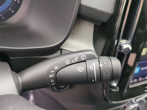Used 2023 Volvo XC40 B5 Core w/ Convenience Package image 17