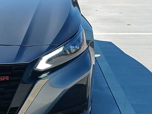 Used 2024 Nissan Altima 2.5 SR w/ SR Premium Package image 11