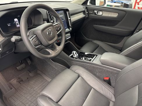 Used 2025 Volvo XC40 B5 Plus w/ Climate Package image 11