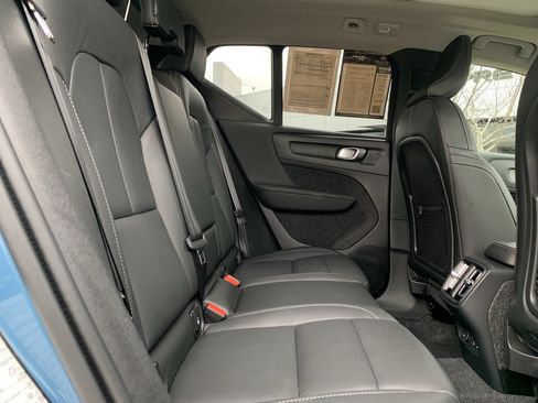 Used 2025 Volvo XC40 B5 Core image 33