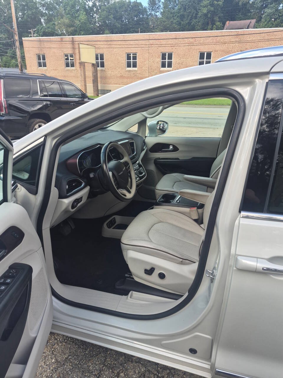 Used 2017 Chrysler Pacifica Limited w/ UConnect Theater Package FWD image 5