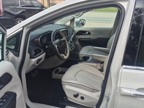 Used 2017 Chrysler Pacifica Limited w/ UConnect Theater Package FWD image 5