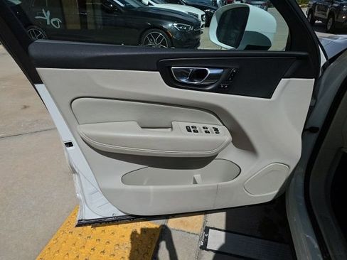 Used 2022 Volvo XC60 B5 Momentum image 11