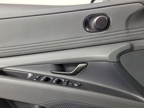 Used 2025 Hyundai Elantra Sport image 32