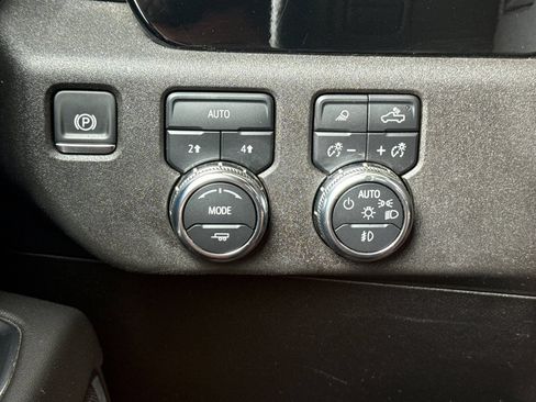 Used 2025 GMC Sierra 1500 SLT AWD/4WD image 38