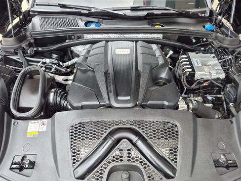 Certified 2023 Porsche Macan S AWD/4WD image 27
