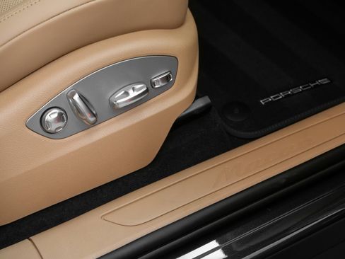 Used 2025 Porsche Macan image 18