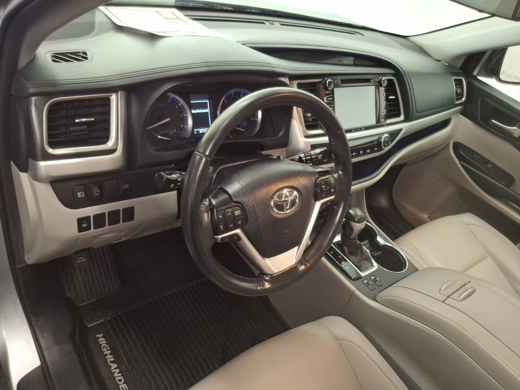 Used 2019 Toyota Highlander XLE AWD/4WD image 17