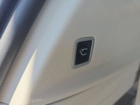 Used 2024 Chrysler Pacifica Touring-L FWD image 32