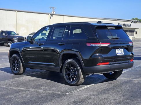 New 2025 Jeep Grand Cherokee Laredo image 4