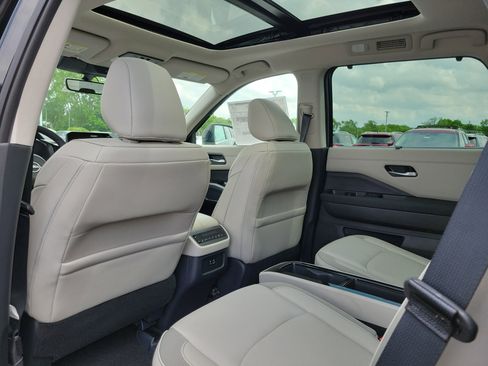 Used 2025 Nissan Pathfinder SL w/ SL Premium Package image 14