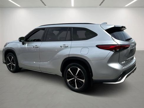 Used 2022 Toyota Highlander XSE AWD/4WD image 3