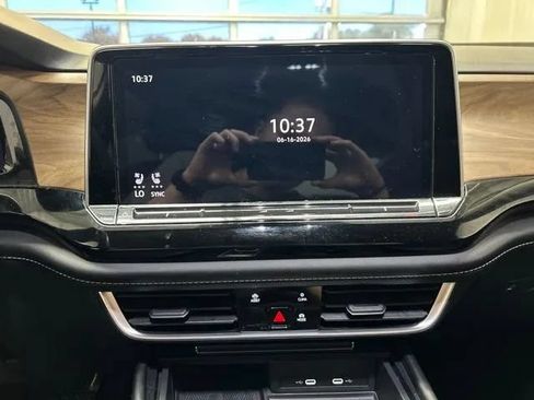 Used 2024 Volkswagen Atlas SE AWD/4WD image 25