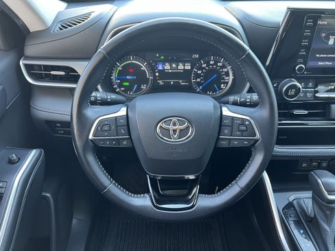 Used 2021 Toyota Highlander XLE AWD/4WD image 29