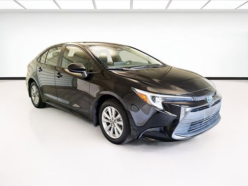 Used 2025 Toyota Corolla LE w/ LE Premium Package FWD image 3