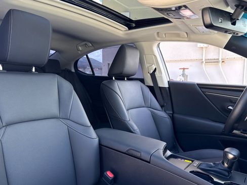 Used 2025 Lexus ES 300h w/ Premium Package image 31