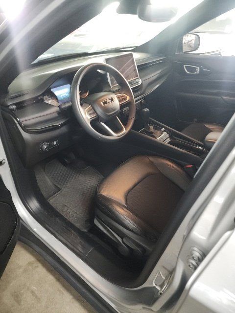 Used 2024 Jeep Compass Trailhawk AWD/4WD image 6