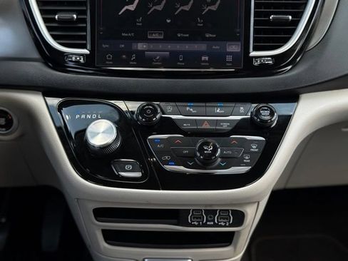 Used 2023 Chrysler Pacifica Touring-L FWD image 24