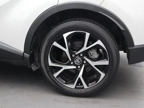 Used 2022 Toyota C-HR XLE FWD image 35