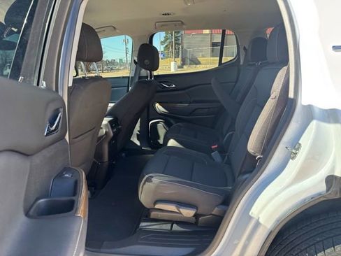 Used 2023 GMC Acadia SLE image 16
