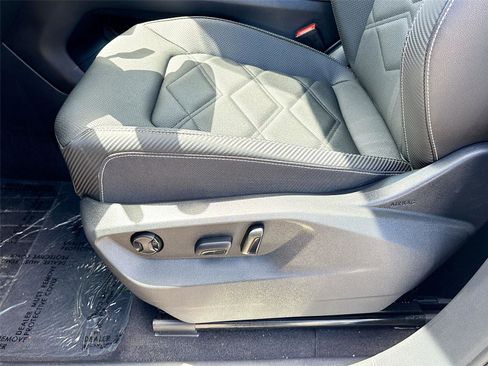 Used 2025 Volkswagen Atlas Cross Sport SE image 18