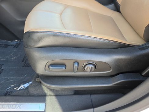 Used 2023 Chevrolet Equinox Premier FWD image 17