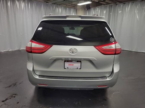 Used 2019 Toyota Sienna LE w/ LE Preferred Package image 7