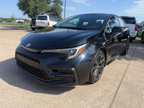 Used 2025 Toyota Corolla SE FWD image 3