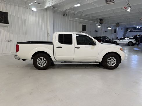 Used 2015 Nissan Frontier SV RWD image 6