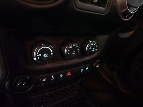 Used 2018 Jeep Wrangler Unlimited Sahara AWD/4WD image 19