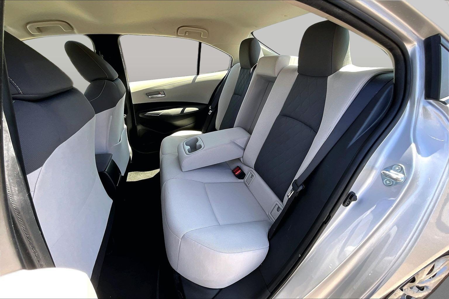 Used 2020 Toyota Corolla LE w/ Carpet Mat Package (TMS) FWD image 24