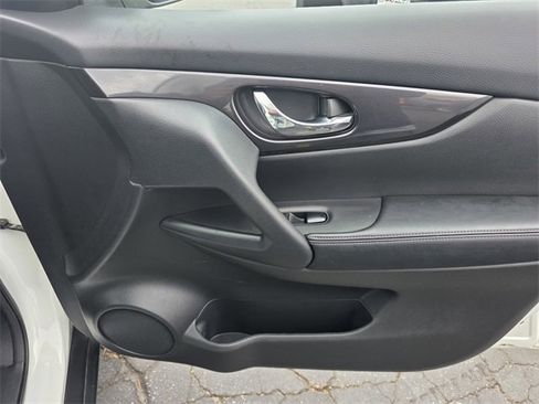 Used 2018 Nissan Rogue SV w/ Premium Package image 24