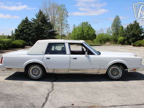 Used 1988 Lincoln Town Car Signature RWD image 16