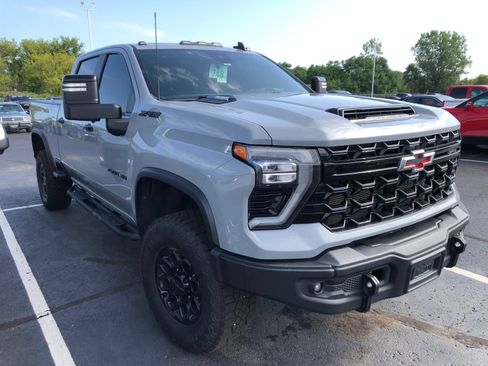 Used 2024 Chevrolet Silverado 2500 ZR2 w/ ZR2 Bison Edition AWD/4WD image 3