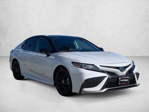 Used 2022 Toyota Camry XSE image 3