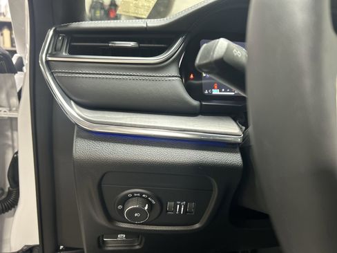 Used 2023 Jeep Grand Cherokee Overland w/ Luxury Tech Group IV image 19