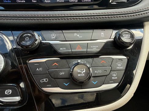 Used 2020 Chrysler Pacifica Limited image 11