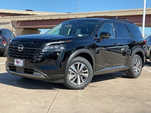 New 2026 Nissan Pathfinder SL image 2