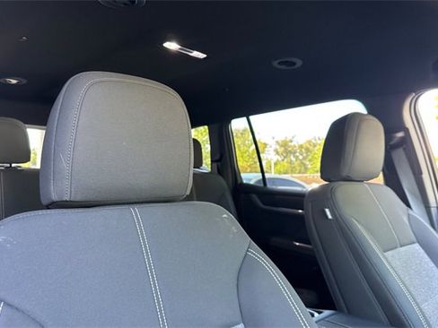 Used 2025 GMC Acadia Elevation image 17