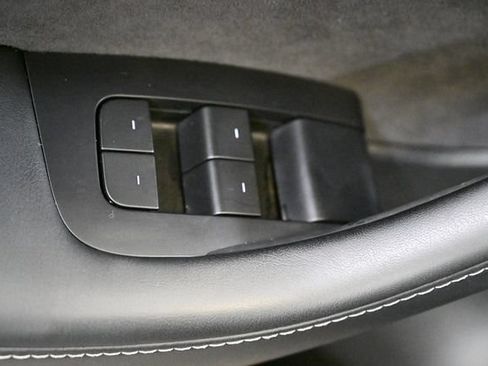 Used 2022 Tesla Model Y Long Range AWD/4WD image 39